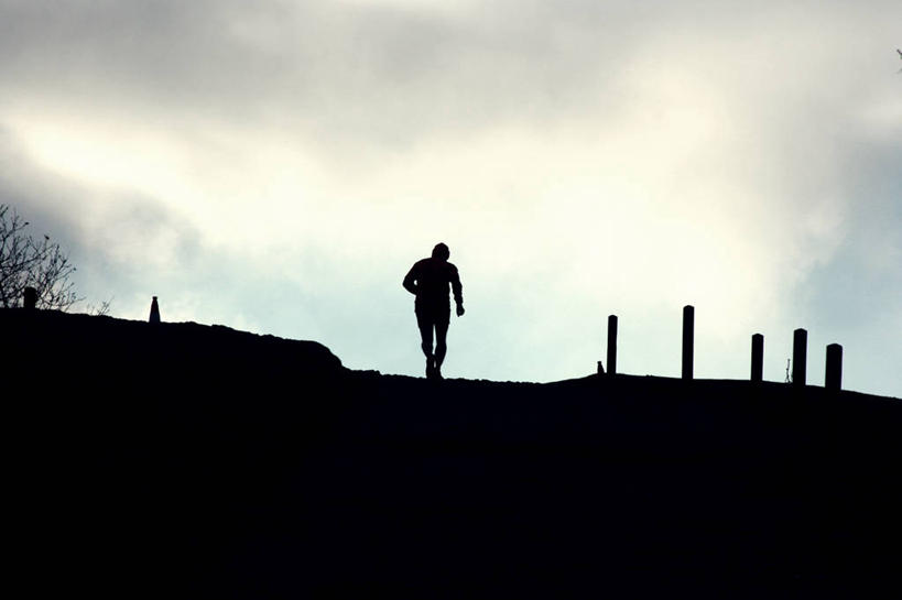 成年人,一个人,跑,攀登,横图,室外,锻炼,山,英国,仅一个男性,云,黎明,背面,天空,自然,活力,摄影,剪影,慢跑,彩图