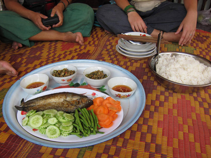 三个人,坐,横图,室内,胡萝卜,黄瓜,蔬菜,柬埔寨,席子,食品,米,鱼类,饮食,盘子,碗,摄影,健康食物,暹粒省,海产,彩图,柬埔寨文化