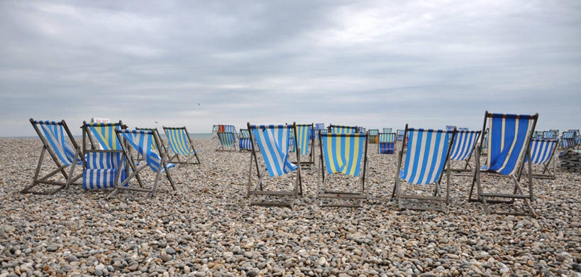 无人,横图,全景,室外,白天,英国,云,鹅卵石,放松,摄影,沙滩椅,海滩,彩图