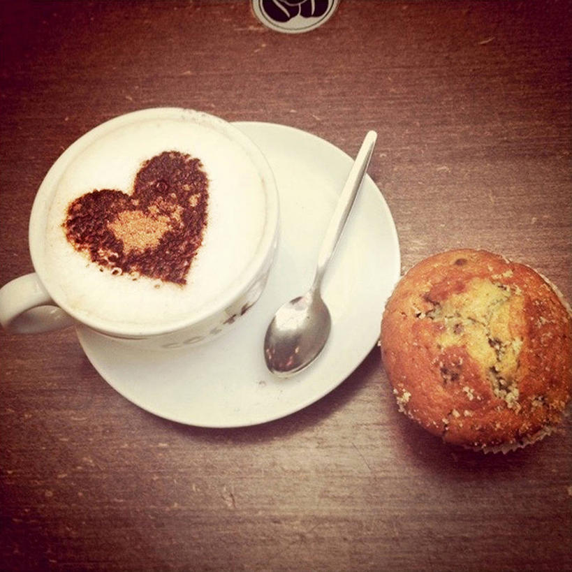 无人,方图,室内,特写,烘焙,桌子,英国,木制,咖啡杯,松饼,饮食,茶碟,汤匙,甜食,摄影,清新,卡布奇诺咖啡,心型,彩图,爱,咖啡馆,晕影