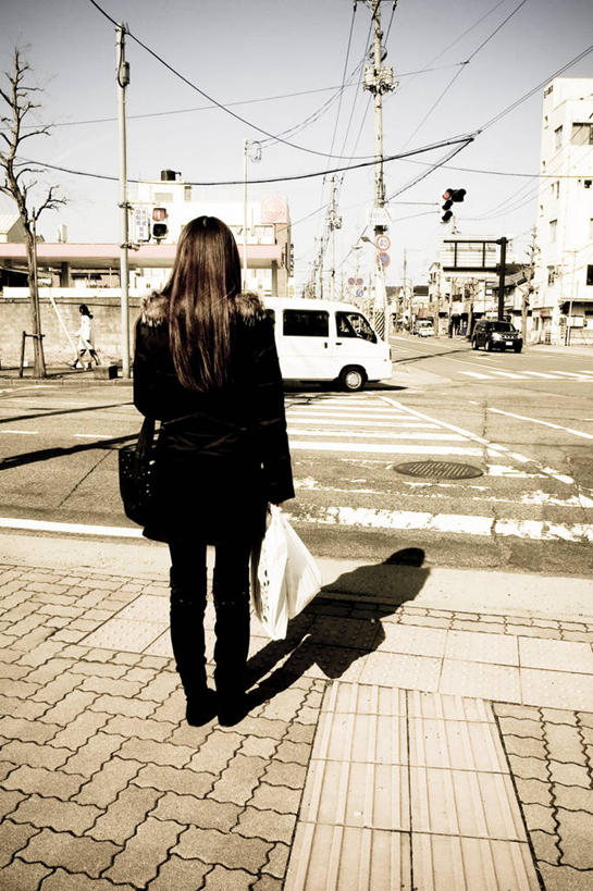 成年人,一个人,站,竖图,室外,白天,商务,城市,道路,街道,路,公路,汽车,日本,仅一个女性,阴影,包,人行道,交通,外套,背面,零售,摄影,零钱包,马路,彩图,电力线