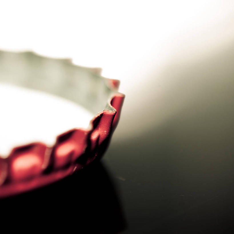 无人,方图,特写,留白,白色背景,英国,塑料,亚克力,一个,红色,塑料制品,瓶盖,摄影,单个,部分,简单,亚加力,有机玻璃,彩图,影棚拍摄,聚甲基丙烯酸甲酯,热塑性塑料