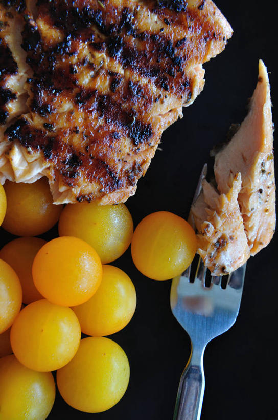 三文鱼,无人,竖图,特写,美国,黑色背景,叉,饮食,摄影,北美,北美洲,清新,加利福尼亚,美洲,加州,洛杉矶,加利福尼亚州,金州,黄金州,北亚美利加洲,亚美利加洲,天使之城,海产,樱桃番茄,彩图,影棚拍摄,县治,洛杉矶县,美利坚合众国,洛城,煎三文鱼