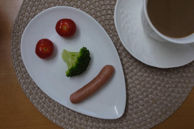 无人,横图,室内,特写,蔬菜,日本,西兰花,香肠,食品,饮食,盘子,茶碟,摄影,幽默,笑脸,清新,健康食物,想法,茶杯,樱桃番茄,彩图