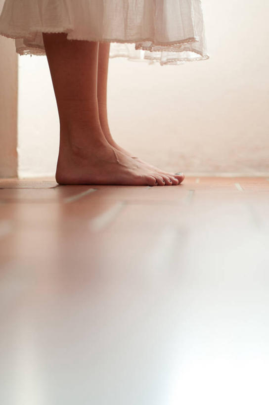 成年人,腿,一个人,竖图,室内,特写,侧面,地板,意大利,仅一个女性,白色,赤脚,个性,摄影,四肢,彩图