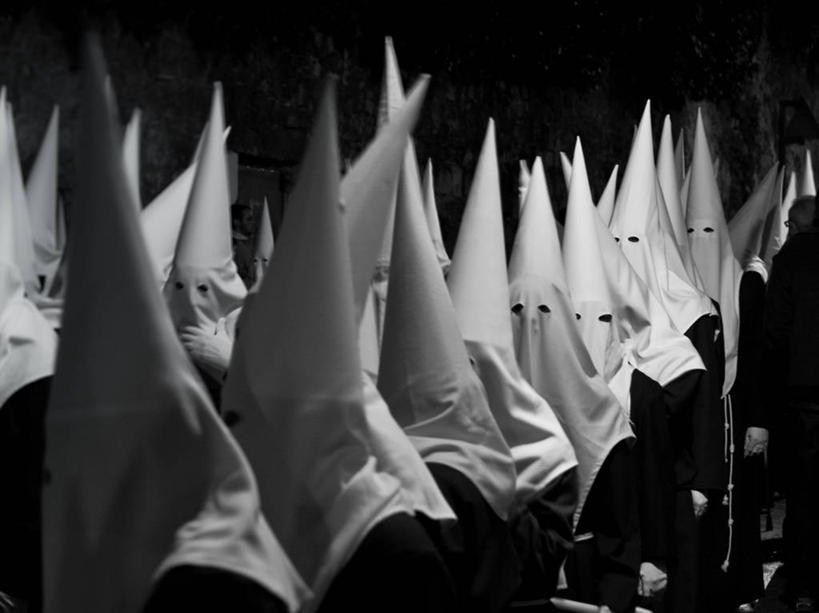 站,横图,黑白,西班牙,欧洲,一排,庆祝,整齐,许多人,排列,一群人,遮,遮掩,摄影,掩盖,遮挡,基督教,队列,南欧,游行,遮盖,西班牙王国,掩饰,卡斯蒂利亚,卡斯蒂利亚拉曼查,卡斯蒂利亚拉曼恰,拉曼查,拉曼恰,灵性,昆卡省,传统服装