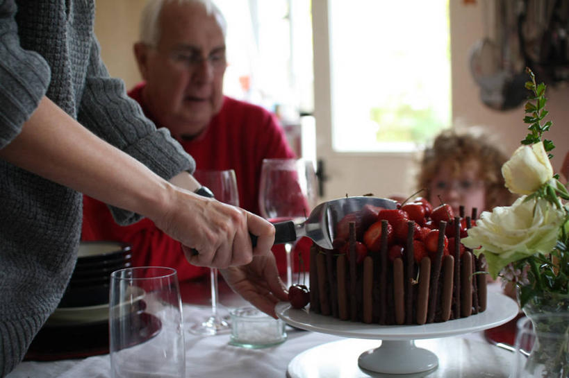 西方人,儿童,成年人,老年人,脸,头,脸颊,三个人,祖父,站,坐,横图,室内,白天,纯洁,草莓,花瓶,英国,欧洲,欧洲人,连接,透明,拿着,饮食,肩膀,花,小孩,可爱,童年,童趣,诱惑,摄影,关爱,切断,童真,烂漫,无邪,蛋糕铲,写实,蛋糕台,天真,老年男性,老年女性,男人,男性,女孩,女人,女性,白种人,孩子,头部,脸部,脸蛋,面部,孙女,玻璃杯,彩图,蛋糕,代沟
