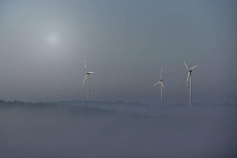 无人,横图,室外,白天,太阳,雾,法国,风力,天气,三个,天空,自然,摄影,能源,布列塔尼,替代能源,环境保护,莫尔比昂省,风轮机,彩图