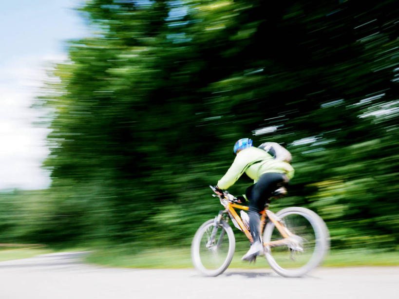 一个人,运动员,坐,横图,室外,白天,运动模糊,运动,自行车,德国,朦胧,模糊,头饰,山地车,拿着,休闲装,刺激,车,脚踏车,树,骑,交通工具,骑车,活力,摄影,生活方式,迅速,载具,体育活动,冒险,休闲活动,彩图