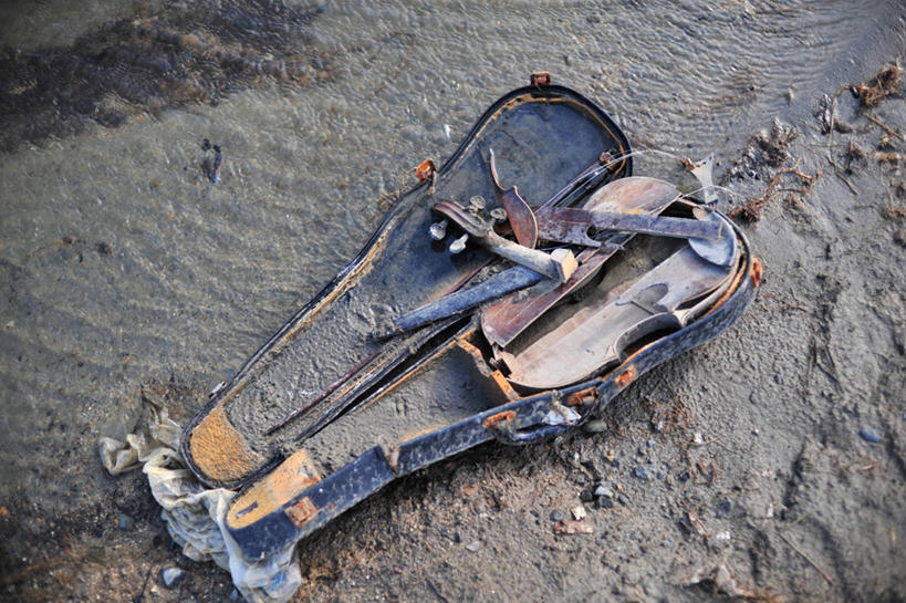 无人,横图,室外,白天,水,日本,破碎,沙子,乐器,小提琴,音乐,破坏,破损,摄影,粉碎,损坏,毁坏,摧毁,岩手县,海滩,彩图,小提琴盒