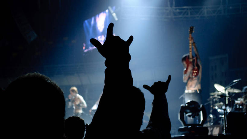 站,举,横图,室外,夜晚,智利,表演,吉他,首都,音乐,弹奏,拿着,托,摄影,唱,享乐,逆光,音乐会,举起,举手,举着,向上举,向上伸,向上托,彩图,演奏会