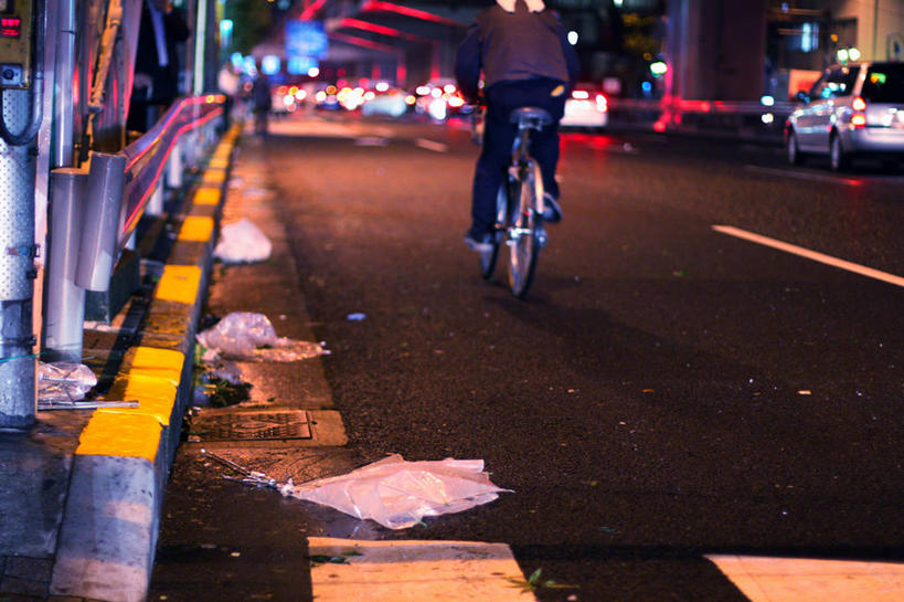 一个人,横图,室外,夜晚,路,自行车,汽车,东京,日本,伞,首都,车,脚踏车,骑,背面,交通工具,骑车,运输,摄影,照亮,载具,彩图