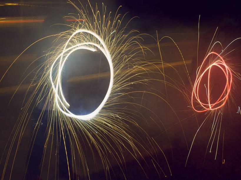 两个人,横图,室外,夜晚,长时间曝光,纯洁,日本,庆祝,光线,圆形,火花,光芒,焰火,可爱,童年,童趣,摄影,照亮,童真,烂漫,无邪,香川县,天真,彩图