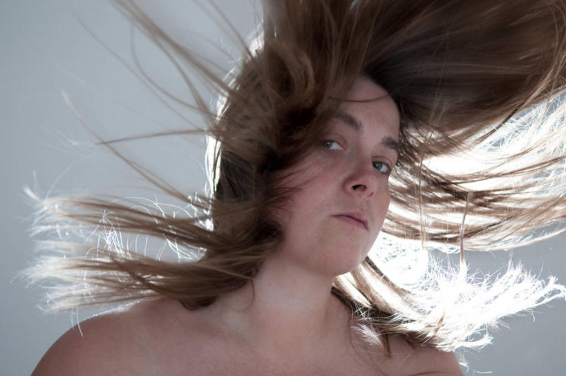 西方人,成年人,中年人,脸,头,脸颊,一个人,横图,室外,特写,白天,风,德国,欧洲,欧洲人,仅一个女性,仅一个人,肩膀,天空,仅一个中年女性,思考,摄影,肖像,逆光,女人,女性,中年女性,白种人,头部,脸部,脸蛋,面部,彩图,态度