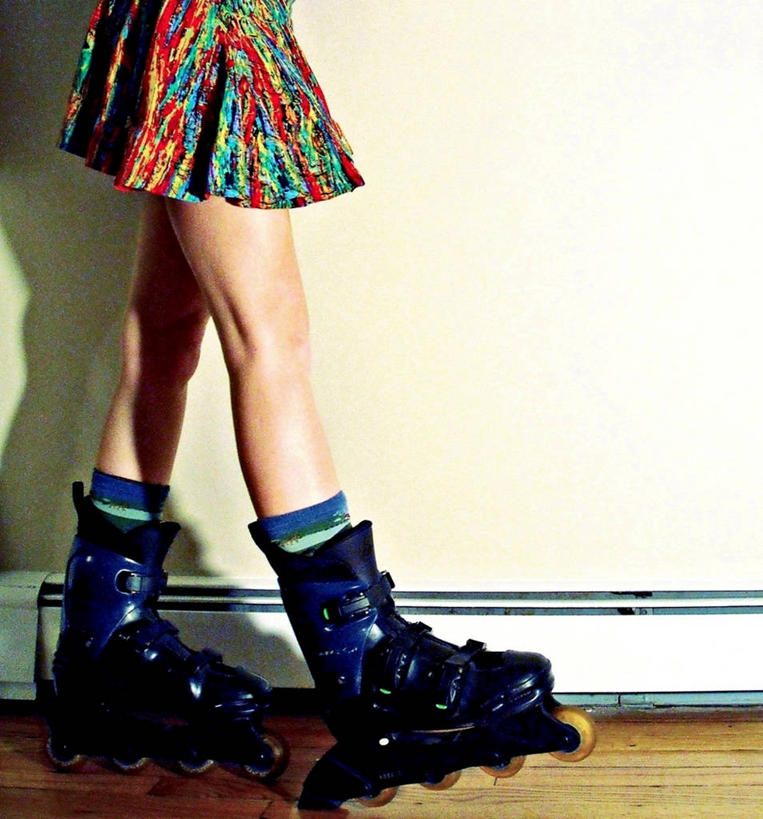 儿童,腿,一个人,竖图,室内,白天,裙子,纯洁,运动,滚轴溜冰,美国,仅一个女性,仅一个人,旱冰鞋,溜冰鞋,旱冰,小孩,仅一个小孩,轮滑鞋,可爱,童年,童趣,摄影,部分,滑冰鞋,童真,烂漫,无邪,马萨诸塞,单排轮滑,四肢,天真,溜冰,轮滑,女孩,女人,女性,孩子,休闲活动,步行,彩图,女生