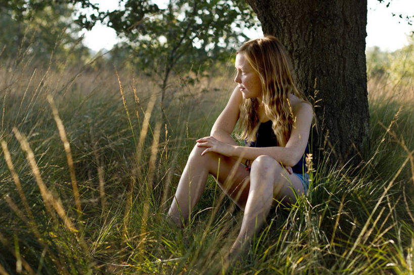 西方人,儿童,一个人,坐,横图,室外,白天,纯洁,草地,英国,欧洲,美国,欧洲人,仅一个女性,仅一个人,草,树,小孩,自然,仅一个小孩,思考,可爱,童年,童趣,摄影,宁静,北美,北美洲,美洲,童真,烂漫,无邪,北卡罗来纳州,北亚美利加洲,亚美利加洲,北卡罗来纳,焦油脚根之州,黑油鞋根之州,老北州,天真,女孩,女人,女性,白种人,孩子,彩图,美利坚合众国,女生,吉尔福德郡,独处