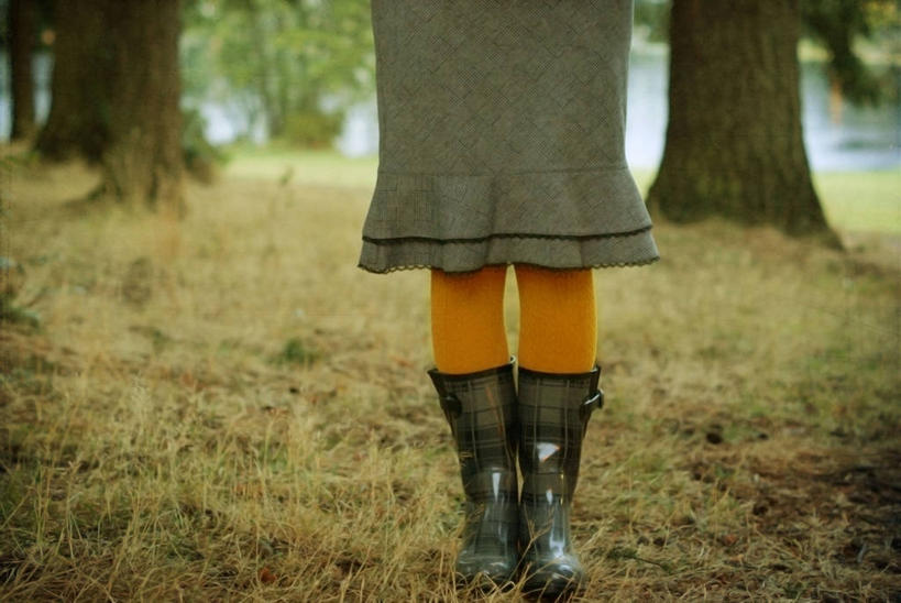 成年人,一个人,站,横图,室外,白天,时尚,森林,美国,仅一个女性,雨鞋,古典,黄色,灰色,摄影,保护,裤袜,华盛顿州,西雅图,彩图