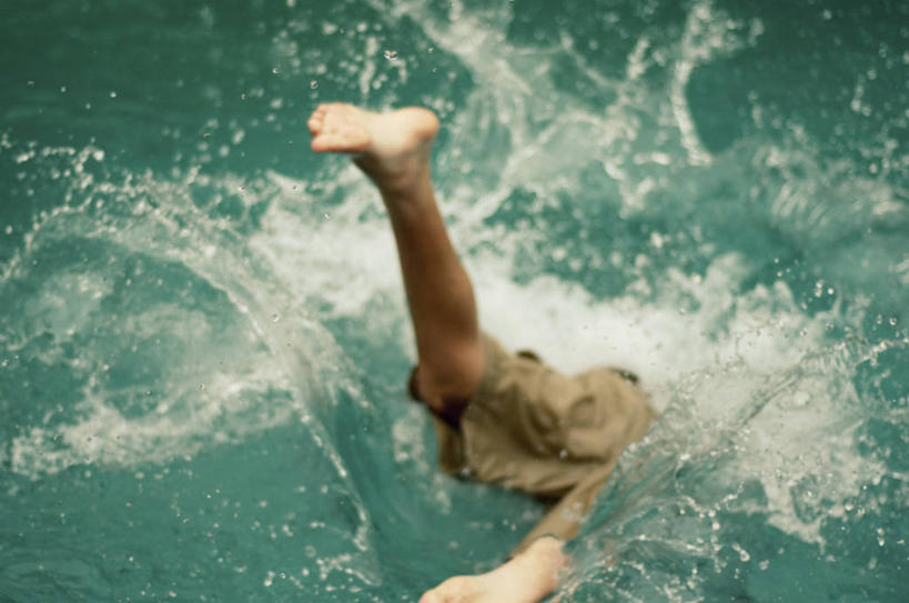 成年人,一个人,横图,室外,白天,水,澳大利亚,仅一个男性,短裤,溅,夏天,摄影,墨尔本,彩图