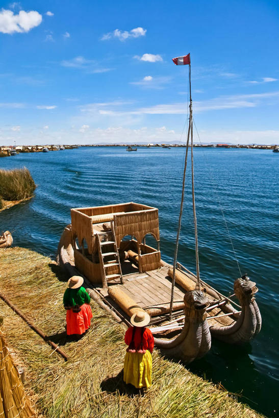 成年人,两个人,站,竖图,俯视,室外,白天,美景,水,芦苇,旗帜,秘鲁,景观,云,天空,自然,景色,运输,摄影,自然风光,木筏,普诺,的的喀喀湖,彩图,高角度拍摄,传统服装