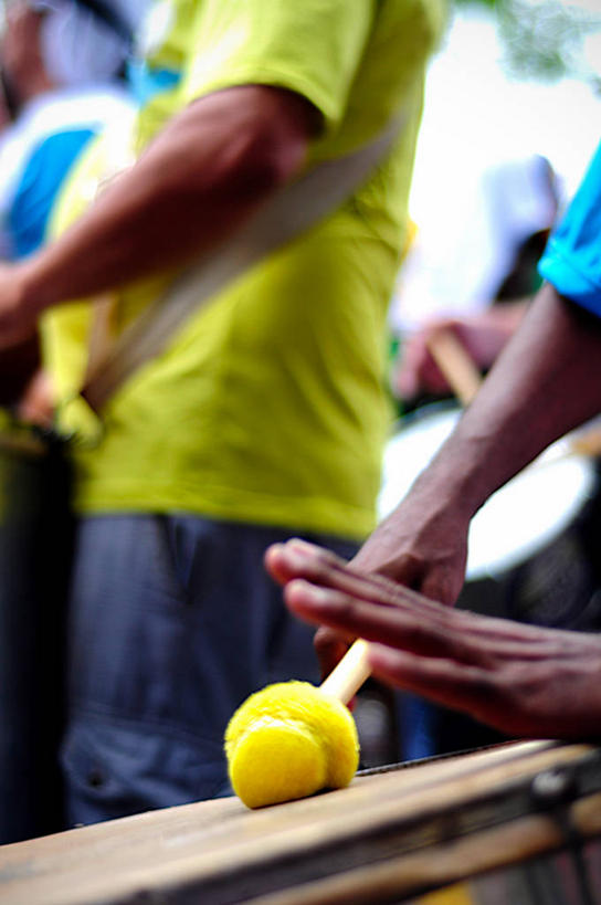 手,两个人,站,竖图,室外,特写,白天,团队,巴西,狂欢节,表演,庆祝,鼓,乐器,音乐,拿着,休闲装,摄影,部分,里约热内卢,鼓槌,鼓手,巴西文化,彩图,传统节日