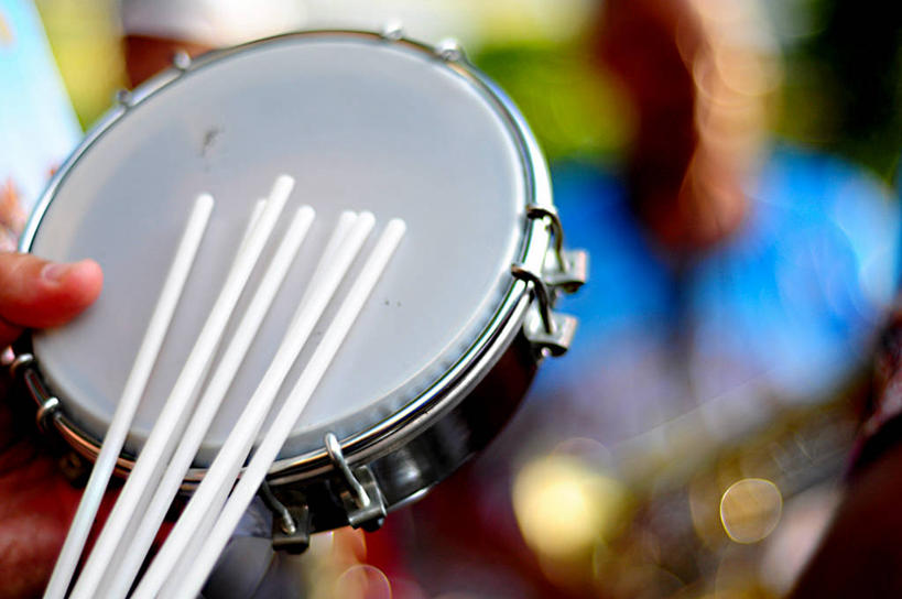 手,一个人,横图,室外,特写,白天,巴西,狂欢节,表演,庆祝,鼓,乐器,音乐,拿着,休闲装,南美,摄影,部分,南美洲,拉丁美洲,美洲,里约热内卢,鼓槌,里约热内卢州,巴西联邦共和国,首府,亚美利加洲,南亚美利加洲,里约热内卢市,巴西文化,依帕内玛,依帕内玛海滩,彩图,传统节日