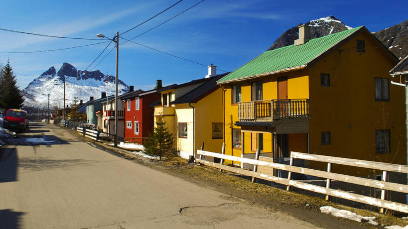 无人,栏杆,横图,室外,白天,山,雪山,建筑,街道,路灯,汽车,挪威,房屋,云,天空,社区,运输,摄影,彩图,电力线