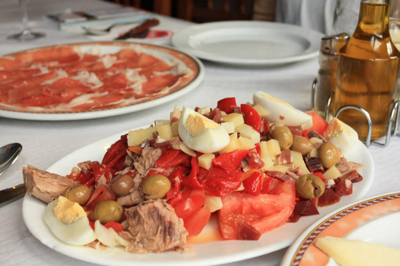 葡萄酒,无人,横图,室内,特写,白天,西红柿,西班牙,叉,鸡蛋,食品,猪肉,饮食,酒瓶,饮料,盘子,汤匙,摄影,清新,安达路西亚,彩图,煮鸡蛋