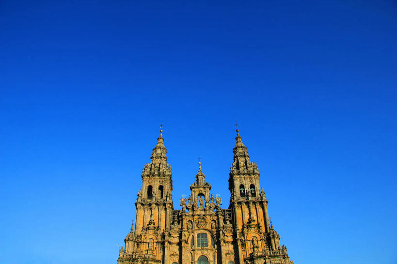 无人,横图,室外,白天,仰视,建筑,西班牙,欧洲,历史,摄影,基督教,宗教建筑,南欧,万里无云,西班牙王国,圣地亚哥.德孔波斯特拉古城,加利西亚,加利西亚自治区,彩图,低角度拍摄,大教堂