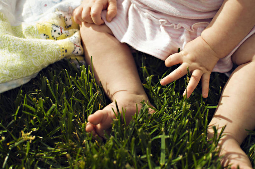 西方人,婴儿,儿童,一个人,坐,横图,室外,白天,婴儿服装,纯洁,欧洲,美国,欧洲人,仅一个人,草,小孩,放松,可爱,摄影,活泼,宝宝,纯真,烂漫,无邪,俄亥俄州,伶俐,天真,白种人,孩子,彩图