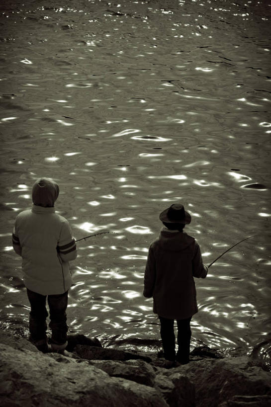 儿童,成年人,两个人,站,竖图,俯视,室外,白天,水,韩国,反射,拿着,背面,童年,摄影,全罗北道,男孩,女人,休闲活动,彩图,高角度拍摄,钓鱼