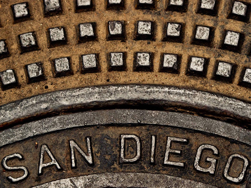 无人,横图,室外,特写,白天,美国,生锈,铁,金属,文字,单词,摄影,英文字母,保护,腐蚀,侵蚀,加利福尼亚,圣地牙哥市,腐化,锈迹斑斑,大写字母,彩图,检修口