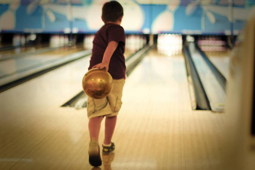 西方人,儿童,一个人,横图,室内,白天,运动模糊,纯洁,保龄球,欧洲,美国,欧洲人,仅一个男性,仅一个人,拿着,休闲装,小孩,背面,仅一个小孩,可爱,乐趣,童年,童趣,摄影,迅速,北美,北美洲,享乐,美洲,童真,烂漫,无邪,北亚美利加洲,亚美利加洲,俄克拉何马,俄克拉何马州,俄克拉荷马州,奥克拉荷马,抢先之州,天真,男孩,男人,男性,白种人,孩子,彩图,美利坚合众国,男生,俄克拉荷马市