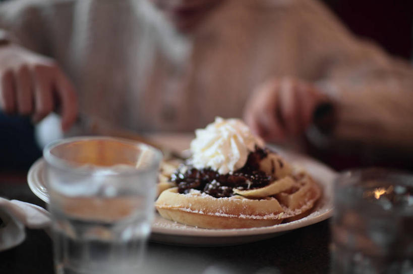 儿童,一个人,坐,横图,室内,纯洁,加拿大,仅一个男性,仅一个人,休闲装,饮食,小孩,盘子,仅一个小孩,华夫饼干,可爱,童年,童趣,摄影,部分,清新,童真,烂漫,无邪,巧克力沙司,惠斯勒,天真,男孩,男人,男性,孩子,玻璃杯,彩图,装饰菜,男生,生奶油,鞭打