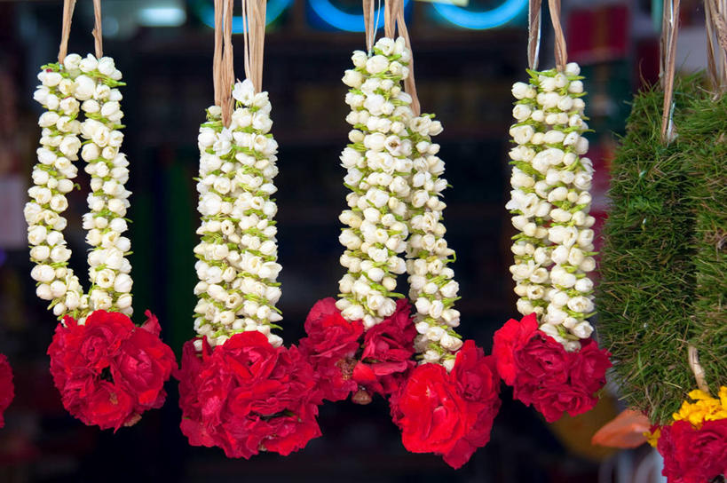 无人,横图,室外,白天,新加坡,一排,吊挂,悬挂,整齐,花环,市场,挂,花蕾,花,茉莉,排列,红色,四个,零售,摄影,队列,清新,印度教,彩图,大宝森节,传统文化