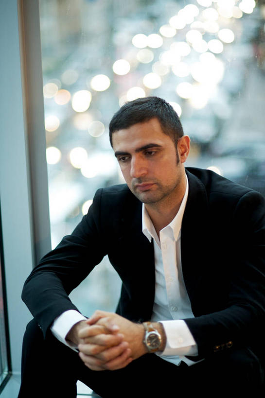 西方人,成年人,中年人,老年人,一个人,坐,握手,竖图,室内,夜晚,正面,失败,路灯,欧洲,俄罗斯,欧洲人,仅一个男性,仅一个人,仅一个中年男性,套装,沮丧,首都,思考,表,摄影,莫斯科,悲哀,男人,男性,中年男性,白种人,搀手,拉手,手拉手,手握手,彩图