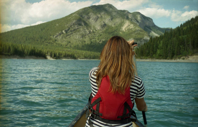 成年人,一个人,坐,横图,室外,白天,湖,山,加拿大,仅一个女性,划桨,条纹,拿着,休闲装,背面,红色,自然,运输,摄影,宁静,桨,独木舟,背包客,卡尔加里,亚伯达,冒险,半身,彩图,独处