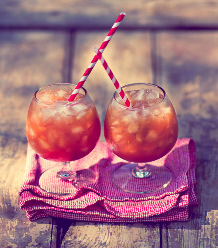 无人,竖图,室外,白天,纽约,美国,木制,饮食,红色,白色,餐巾,吸管,毛巾,苹果汁,寒冷,摄影,碎冰,玻璃杯,彩图