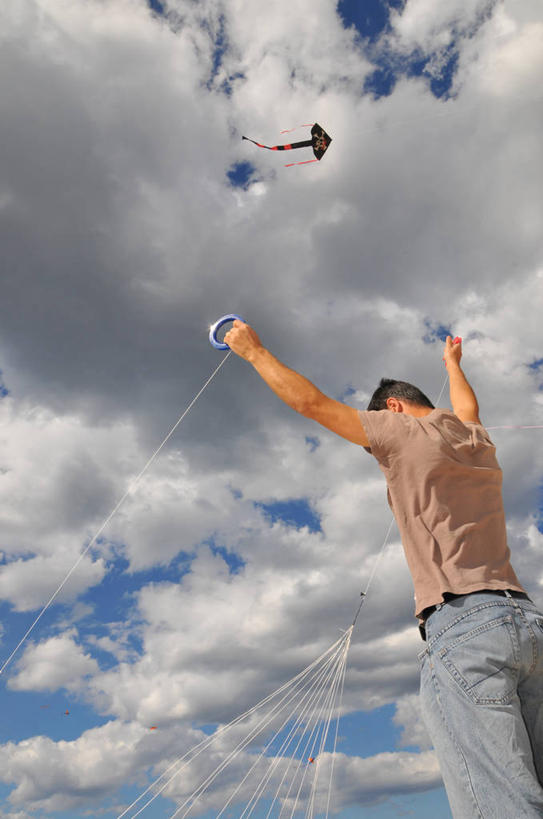 西方人,成年人,一个人,站,竖图,室外,白天,仰视,欧洲,澳大利亚,欧洲人,仅一个男性,线,云,拿着,休闲装,飞,天空,风筝,摄影,享乐,悉尼,新南威尔士,白种人,休闲活动,彩图,低角度拍摄