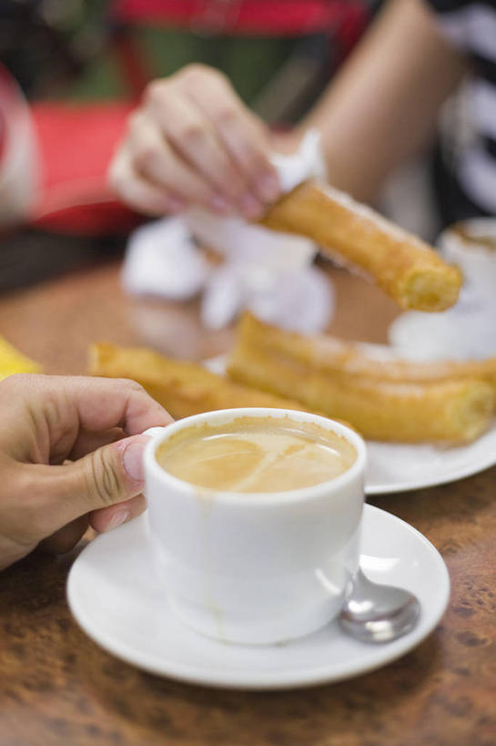 手,两个人,竖图,白天,早餐,西班牙,油炸,食品,咖啡杯,拿着,饮食,盘子,茶碟,汤匙,摄影,部分,清新,彩图