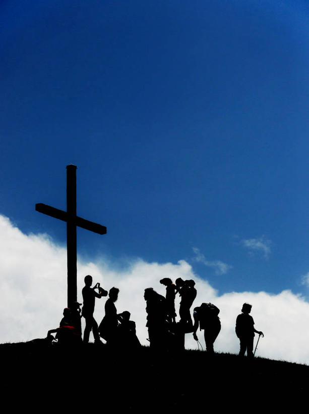 儿童,成年人,站,竖图,室外,白天,留白,仰视,旅游,度假,探险,山,德国,十字架,山顶,云,娱乐,天空,自然,享受,休闲,放松,摄影,基督教,剪影,巴伐利亚,冒险,男人,女人,休闲活动,彩图,低角度拍摄,背包族