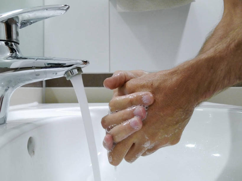 成年人,手,一个人,家庭,横图,室内,特写,化妆,美容,浴室,德国,仅一个男性,护肤,肥皂泡,水槽,水龙头,洗手池,流水,自来水,洗手,保养,享受,休闲,温暖,温馨,一家人,放松,保健,摄影,保护,部分,和睦,卫生,养颜,清洗,彩图,SPA美容,融洽