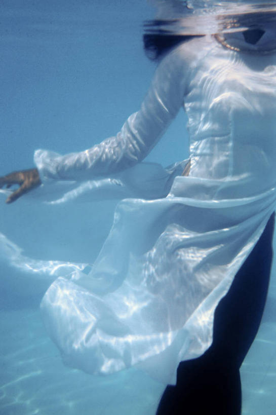 游泳,成年人,一个人,竖图,水下,水,越南,仅一个女性,首都,摄影,部分,享乐,河内,无忧无虑,休闲活动,彩图,传统服装