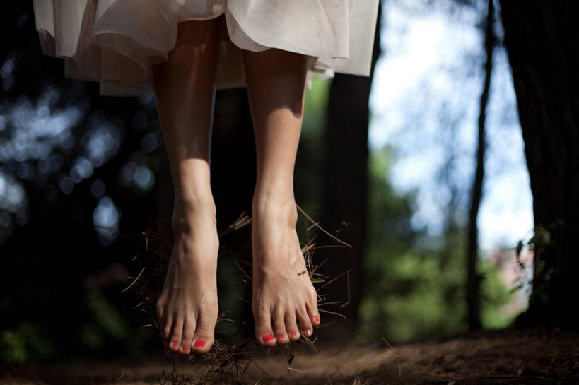 成年人,一个人,公园,跳,横图,室外,白天,意大利,仅一个女性,半空,休闲装,刺激,赤脚,摄影,享乐,休闲活动,彩图