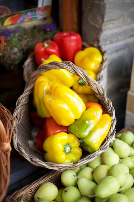 无人,竖图,室外,特写,白天,梨,辣椒,蔬菜,水果,意大利,篮子,饮食,黄色,红色,摄影,多样,柳条,清新,彩椒,辣角,红海椒,大椒,辣虎,广椒,甜椒,柿子椒,辣子,海椒,番椒,灯笼椒,彩图