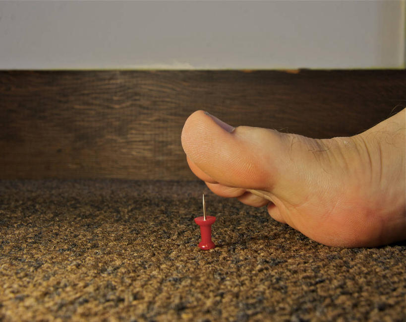 腿部,脚,脚趾,脚趾甲,腿,一个人,横图,室内,特写,白天,地毯,加拿大,红色,赤脚,图钉,摄影,部分,足,大不列颠哥伦比亚,危险,脚指甲,彩图,晕影