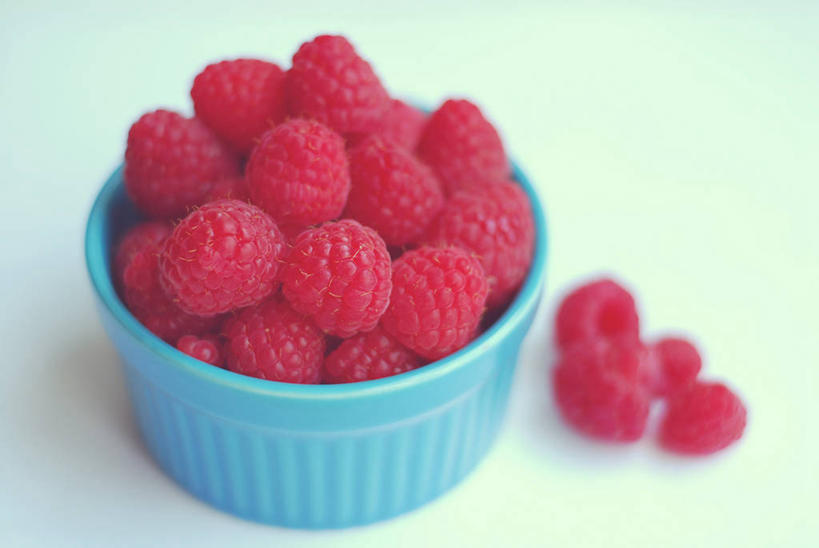 无人,横图,特写,白色背景,静物,美国,许多,很多,饮食,红色,碗,覆盆子,摄影,清新,健康食物,德克萨斯,彩图,影棚拍摄