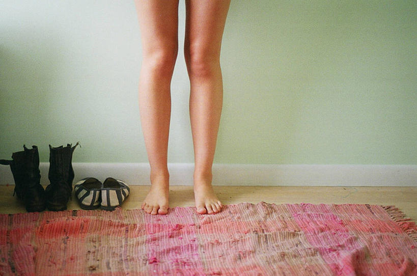 成年人,腿,一个人,站,横图,室内,白天,时尚,地毯,美国,仅一个女性,赤脚,摄影,部分,选择,纽约州,四肢,彩图