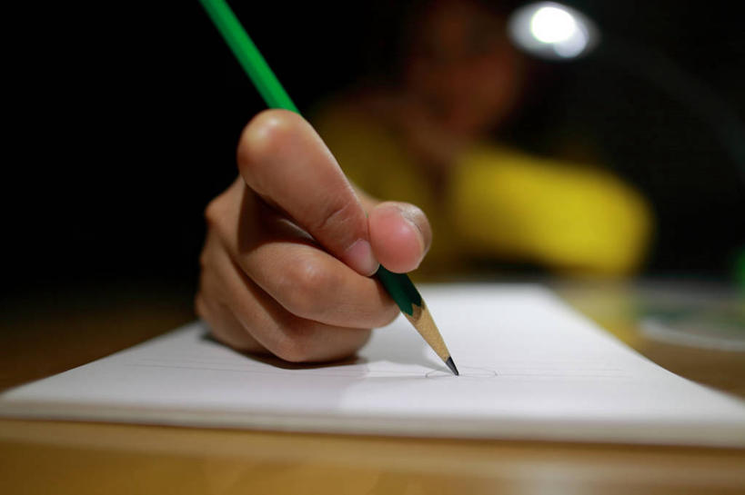 手,一个人,横图,室内,通讯,桌子,日本,写,纸,拿着,铅笔,摄影,灵感,部分,崎玉县,彩图