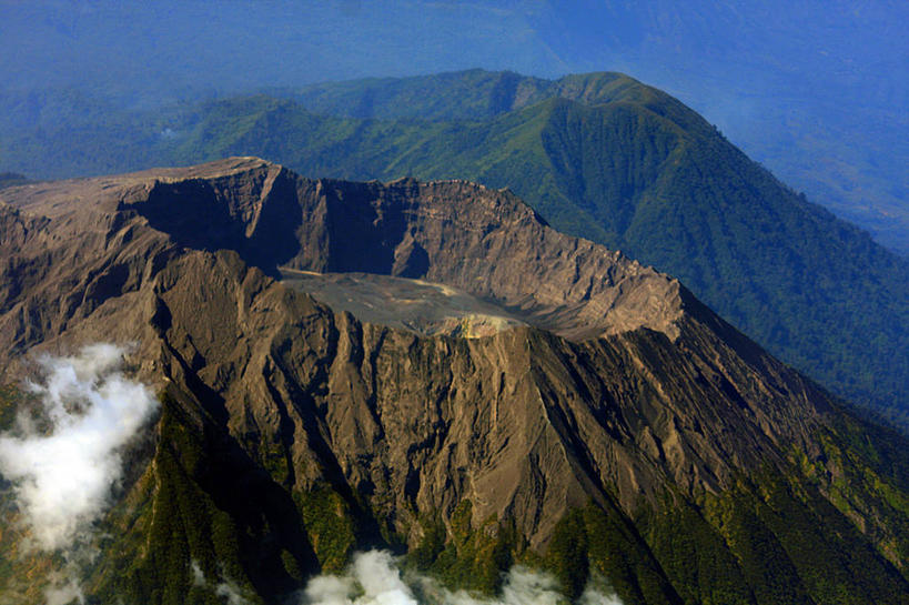 无人,横图,俯视,航拍,室外,火山,美景,山,山脉,印度尼西亚,地形,火山口,景观,云,风景,自然,陡峭,景色,摄影,巨大,庞大,宁静,鸟瞰,自然风光,宏大,硕大,伟大,爪哇,自然地理,活火山,彩图,高角度拍摄,泗水