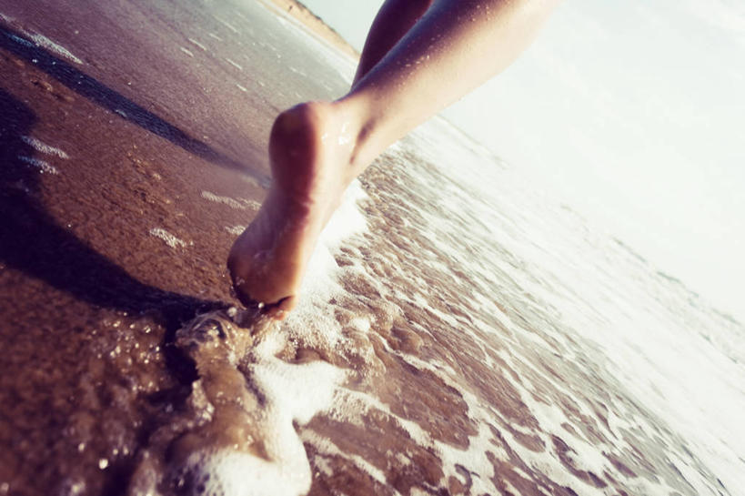 腿,一个人,横图,室外,白天,度假,海浪,海洋,水,德国,首都,柏林,赤脚,摄影,部分,享乐,四肢,海滩,步行,彩图